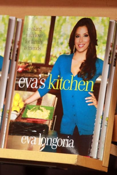 El libro no puede negar la herencia latina de la actriz, con un enfoque en la cocina mexicana con estilo tejano.