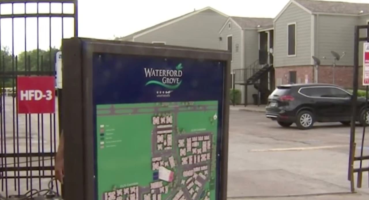 La 
<b><a href="https://www.univision.com/temas/investigacion">investigación</a></b> llevó a los detectives hasta el complejo de apartamentos ubicados en el área de Spring Branch, donde ocurrieron los hechos.