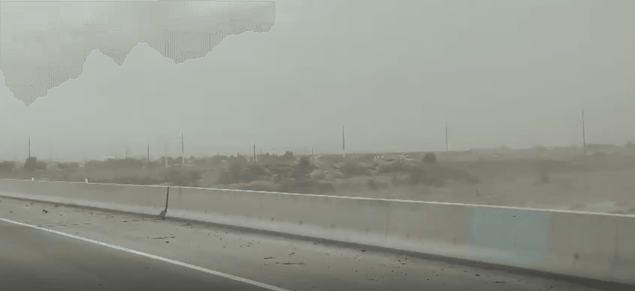 <b>Lluvias y fuertes vientos siguen en nuestra región</b>, lo que provocó este día festivo que 
<b>miles de clientes de SRP y APS se quedaran sin energía eléctrica</b>.