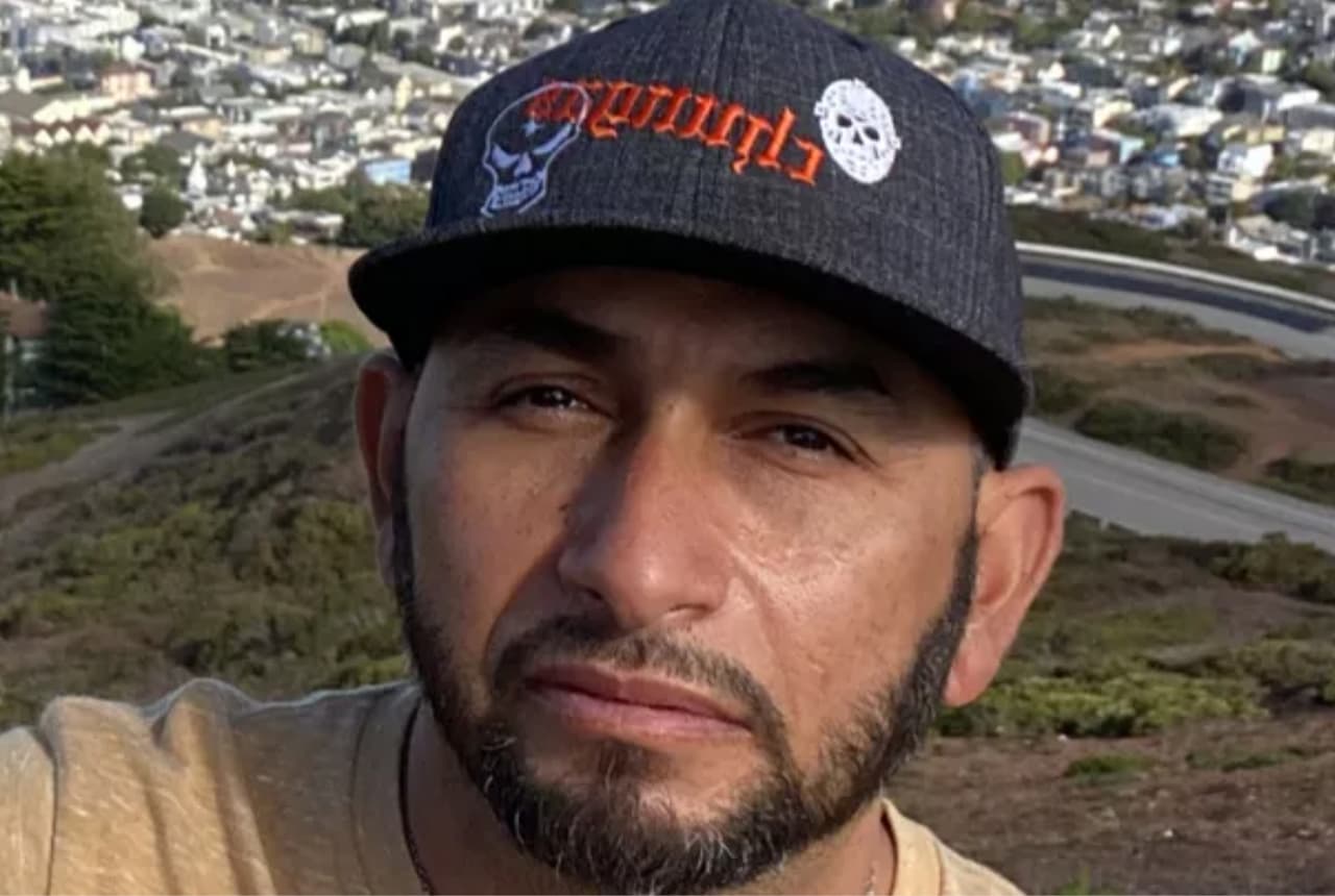 Familiares del podador de árboles que falleció el pasado 11 de octubre en un trágico accidente al caer en una trituradora de ramas en Menlo Park
<a href="https://www.univision.com/local/san-francisco-kdtv/jesus-contreras-benitez-podador-de-arboles-trituradora-menlo-park">lo identificaron como<b> </b>Jesús Contreras Benítez</a>, de 47 años y residente de Redwood City.