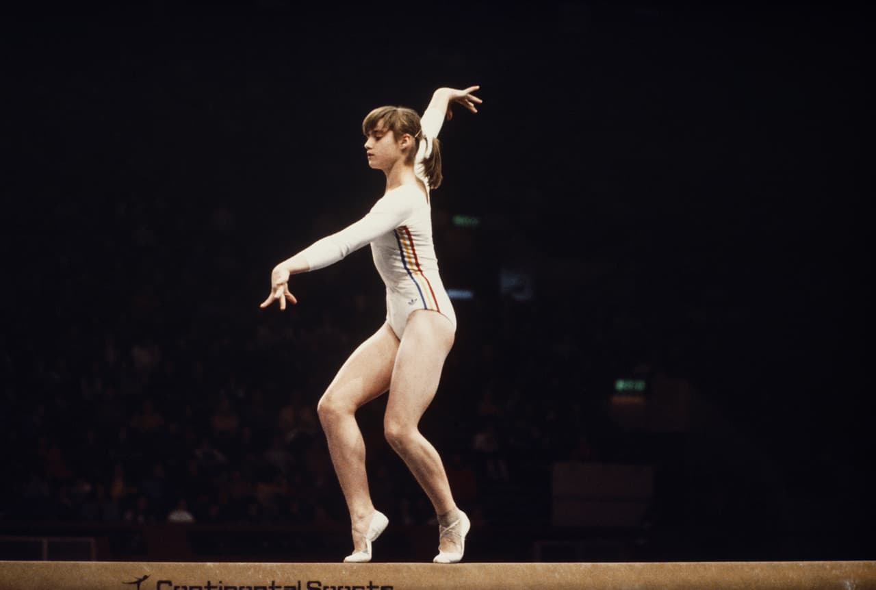 La rumana Nadia Comaneci pasó a la historia de la gimnasia mundial por obtener por primera vez una calificación perfecta en este deporte durante los Juegos Olímpicos de Montreal en 1976, a su 14 años.