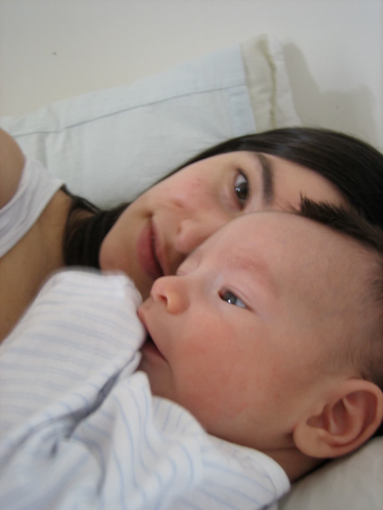 "El día de las madres para mí significa celebrar ver mis ojos en otro lado que no es el espejo”. "Nunca imaginé ver mis ojos en otro lado que no fuera el espejo. La vida me ha demostrado de la manera más contundente que un hijo te devuelve la mirada para enseñártelo todo. Que vivir junto con ellos inspira más que una musa generosa al más prodigioso artista. Que en él o ella está contenido lo que más amas y lo que más te cuesta de ti. Que únicamente sus logros te sabrán mejor que los tuyos. Que su felicidad y su bienestar terminan por ser el principio y el fin de todo. Cuando nació mi primer hijo, vi por primera vez mis ojos en su carita... y nunca más volvieron a ser solamente míos" - Adriana Vera