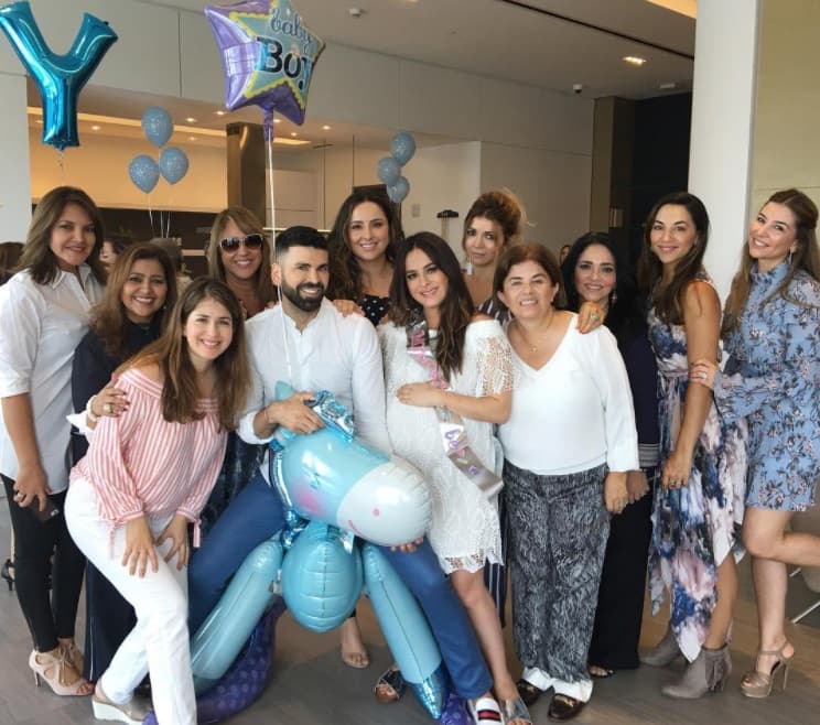 Al final lograron esta gran selfie de amigos, familia y dos fans de la actriz.