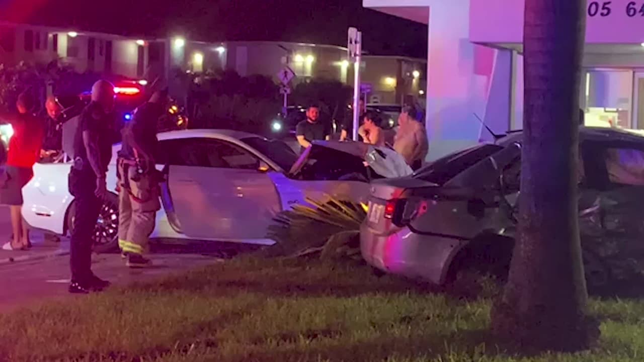 Dos carros chocan aparatosamente contra una funeraria donde una familia despide a un ser querido