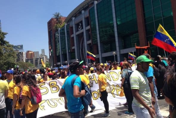 Los manifestantes, en su mayoría estudiantes universitarios, empezaron a congregarse alrededor del mediodía para denunciar la ofensiva judicial contra dos alcaldes y una diputada. (Crédito: Elyangelica Gonzalez)