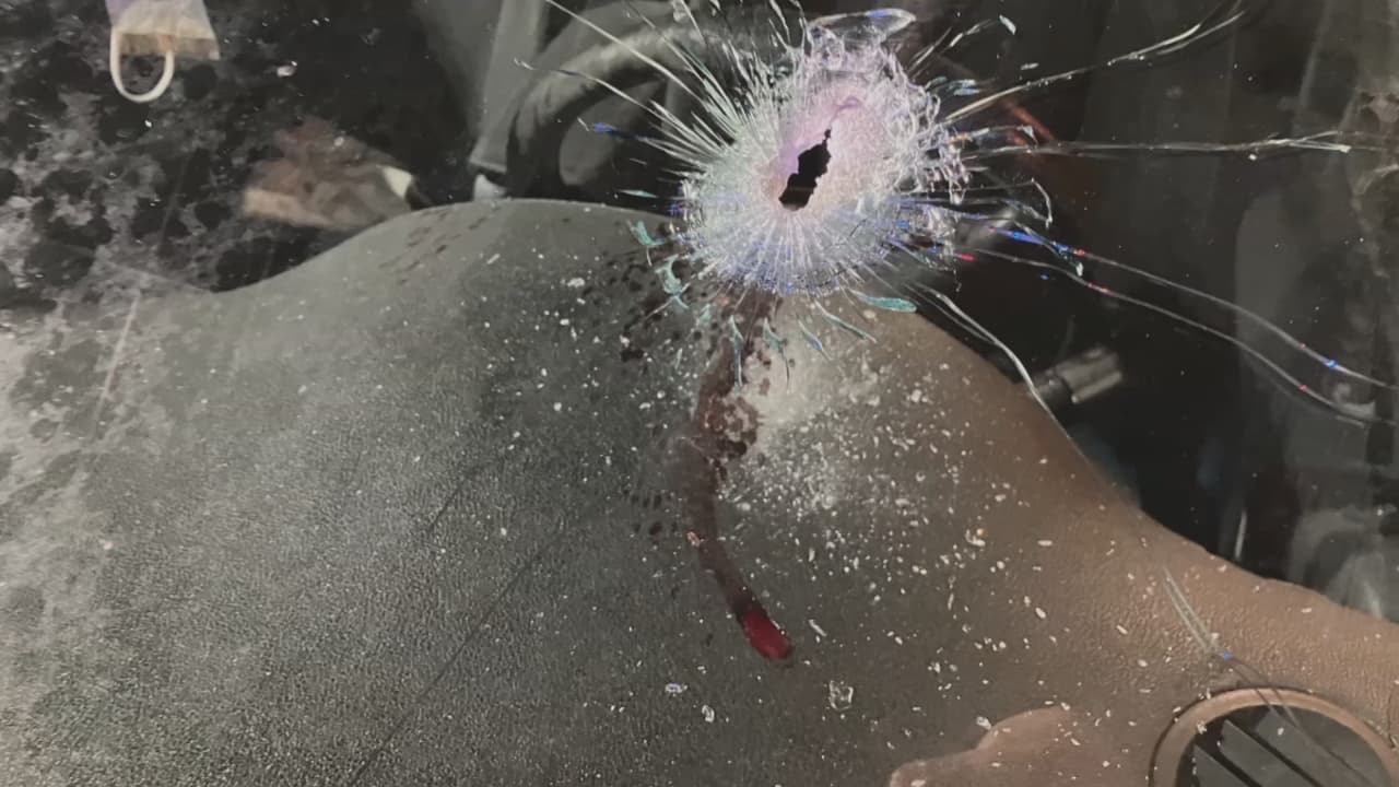 Una mujer que se encontraba viajando en su auto, un Nissan Altima, dijo que fue herida en medio de un tiroteo entre los pasajeros de un Mercedes Benz y una SUV Lamborghini.