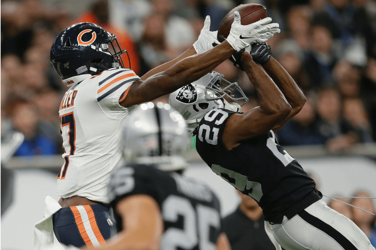 Anthony Miller de los Chicago Bears atrapa el ovoide ante Lamarcus Joyner de Oakland Raiders en Londres.