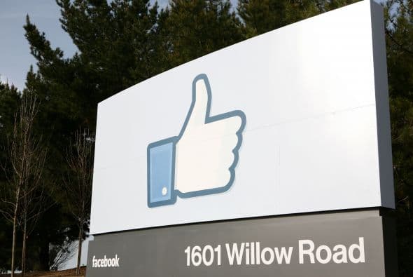 La directora de operaciones de la red social Facebook cobró más de $30.5 millones el año pasado, más de 20 veces que lo que percibió el cofundador, Mark Zuckerberg, como presidente ejecutivo, según documentos presentados para cotizar en la Bolsa divulgados el miércoles pasado, según la agencia AFP.