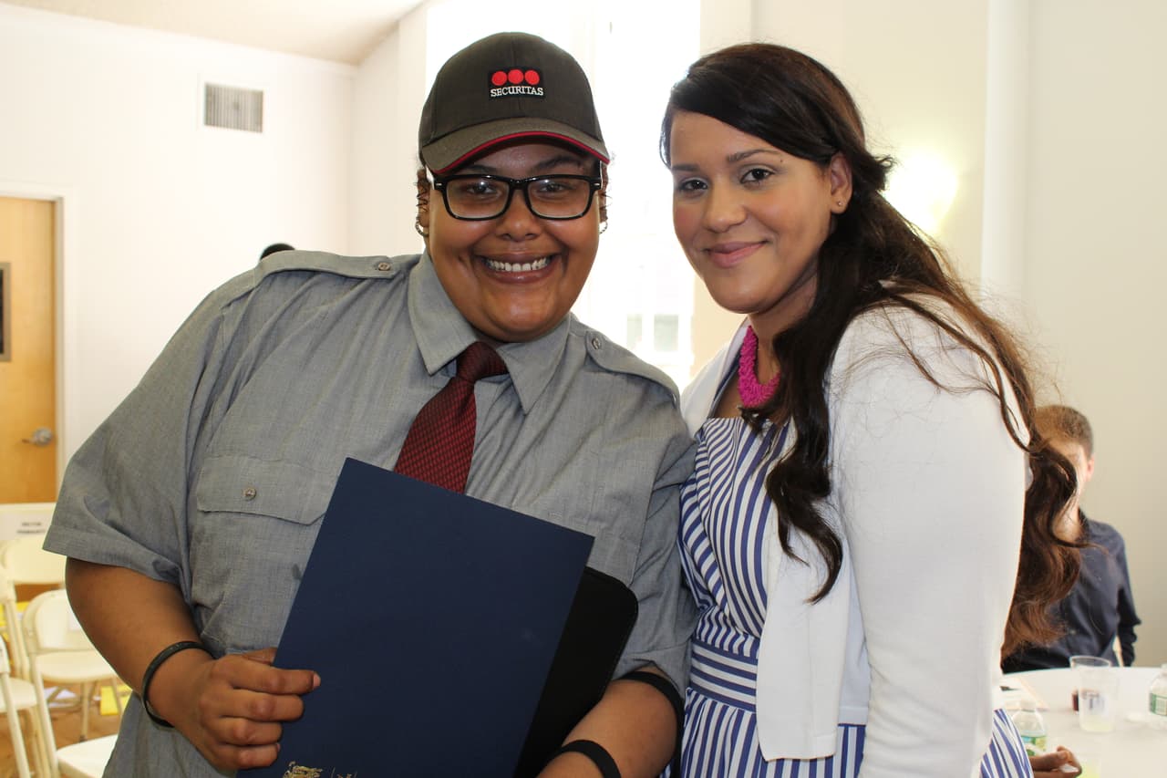 Según le contó Mike Brady, el CEO de la compañía a Univisión Noticias, su método de contratación Open Hiring elimina las barreras sistémicas que se ponen para emplear a la gente. Contratar a la gente partiendo de su presente y no de su pasado "beneficia a una amplia gama de personas que enfrentan barreras para el empleo, incluidos los que anteriormente estaban encarcelados, los que sufren traumas, los que tienen falta de educación, los que no tienen fluidez con el lenguaje o los veteranos que encuentran difícil volver a ingresar a un lugar de trabajo".