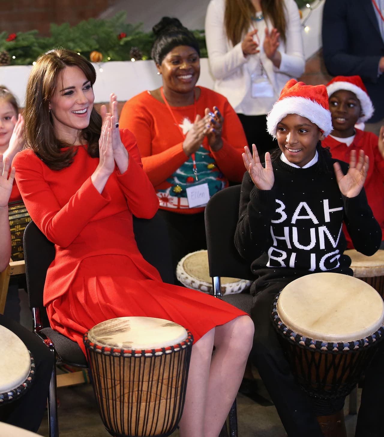 Middelton cantó con los niños del lugar villancicos navideños.