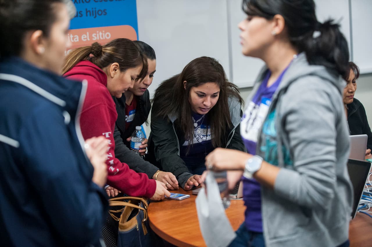 Ocho colegios y universidades ayudaron a estudiantes y sus familias llenar las solicitudes de FAFSA.