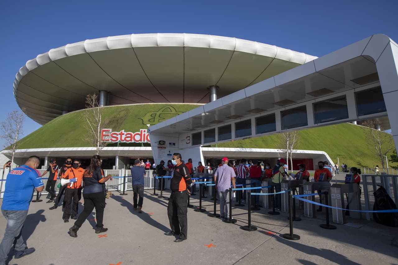 Los afortunados aficionados que consiguieron boleto para el partido más esperado de la temporada regular, comienzan a tomar sus lugares en el Estadio Akron a minutos del pitazo inicial.