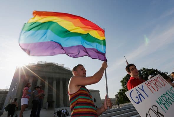 Declaran inconstitucional prohibición a matrimonios gay en Texas