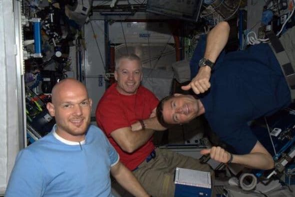 El capitán ruso Maxim Surayev, junto a su homólogo estadounidense Reid Wiseman y el cosmonauta alemán Alexander Gerst. Fotos: @astro_reid