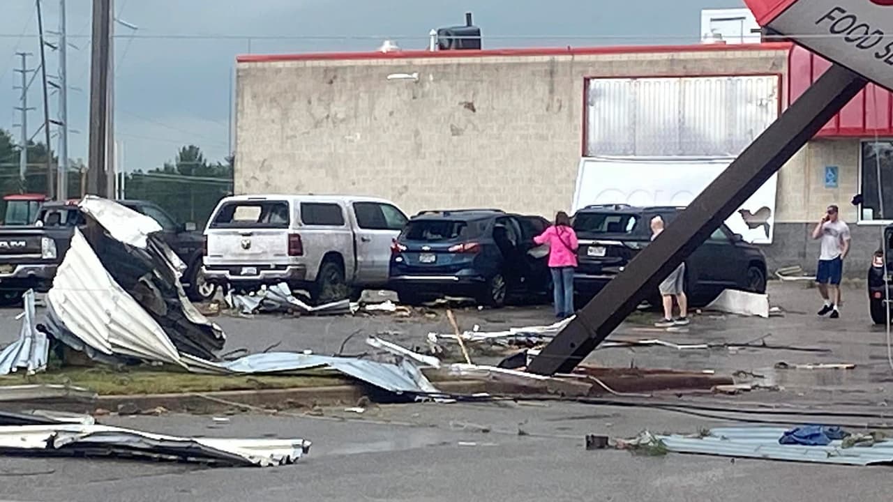 Los fuertes vientos vinieron acompañados de 
<b>granizo de al menos 2 pulgadas</b>, informaron autoridades meteorológicas.