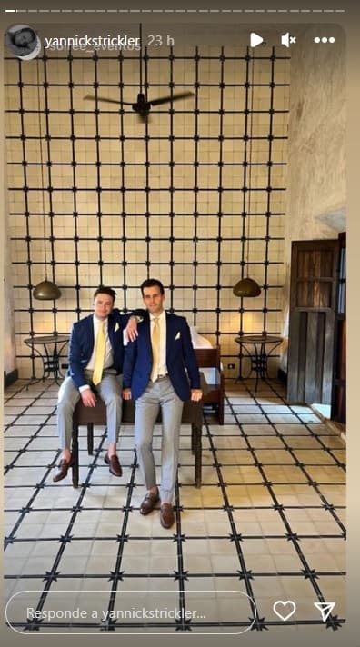 Durante el día los novios lucieron trajes coordinados grises, los cuales se cambiaron para la recepción por la noche. Cuando llegaron a la fiesta vestían saco azul y pantalón gris que complementaron con accesorios amarillos.