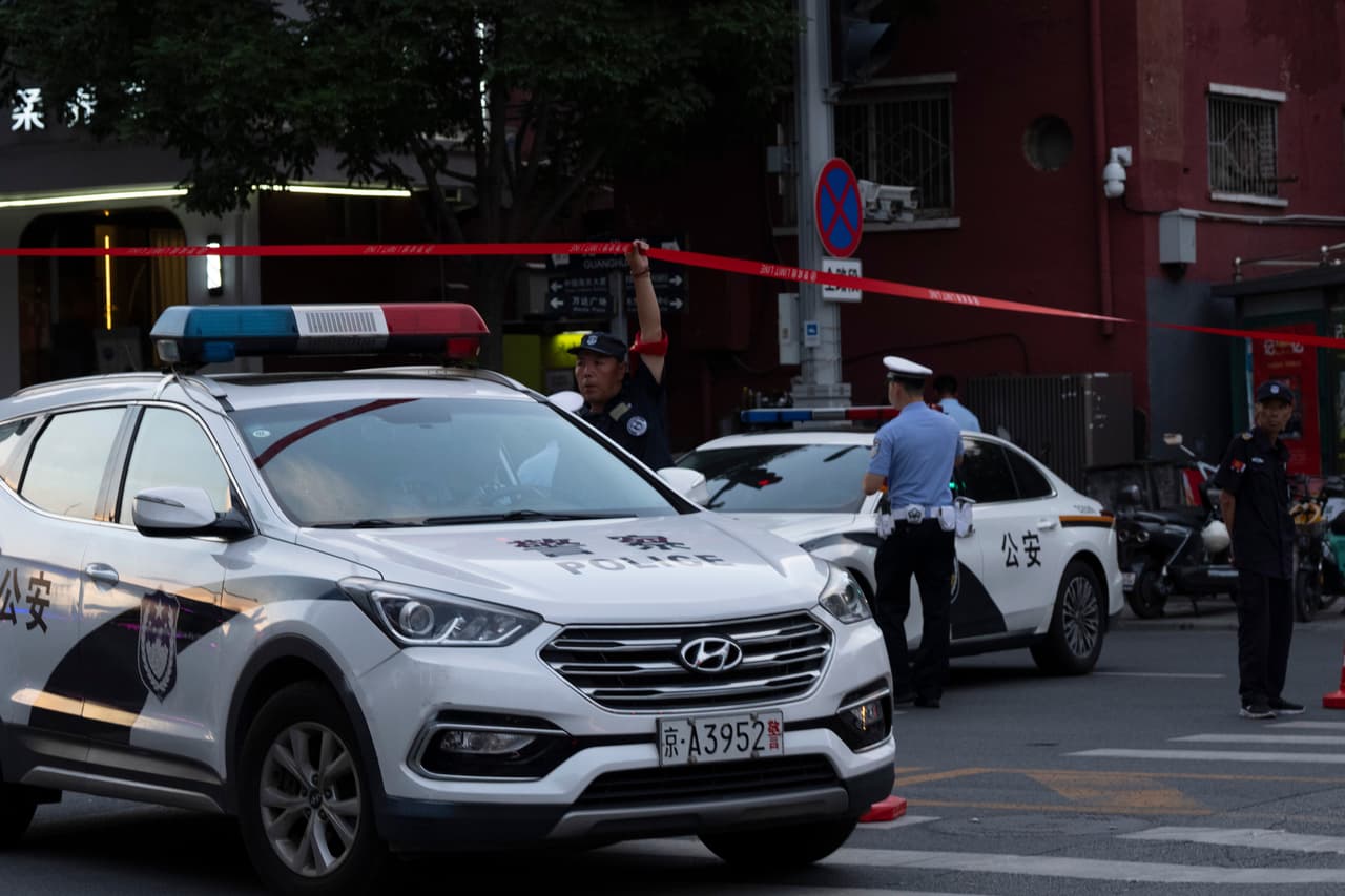 La policía acordonó una carretera que conduce a la Torre Citic, también conocida como Torre Zun, tras los daños sufridos en su fachada en Pekín, China, el viernes 26 de junio de 2026.