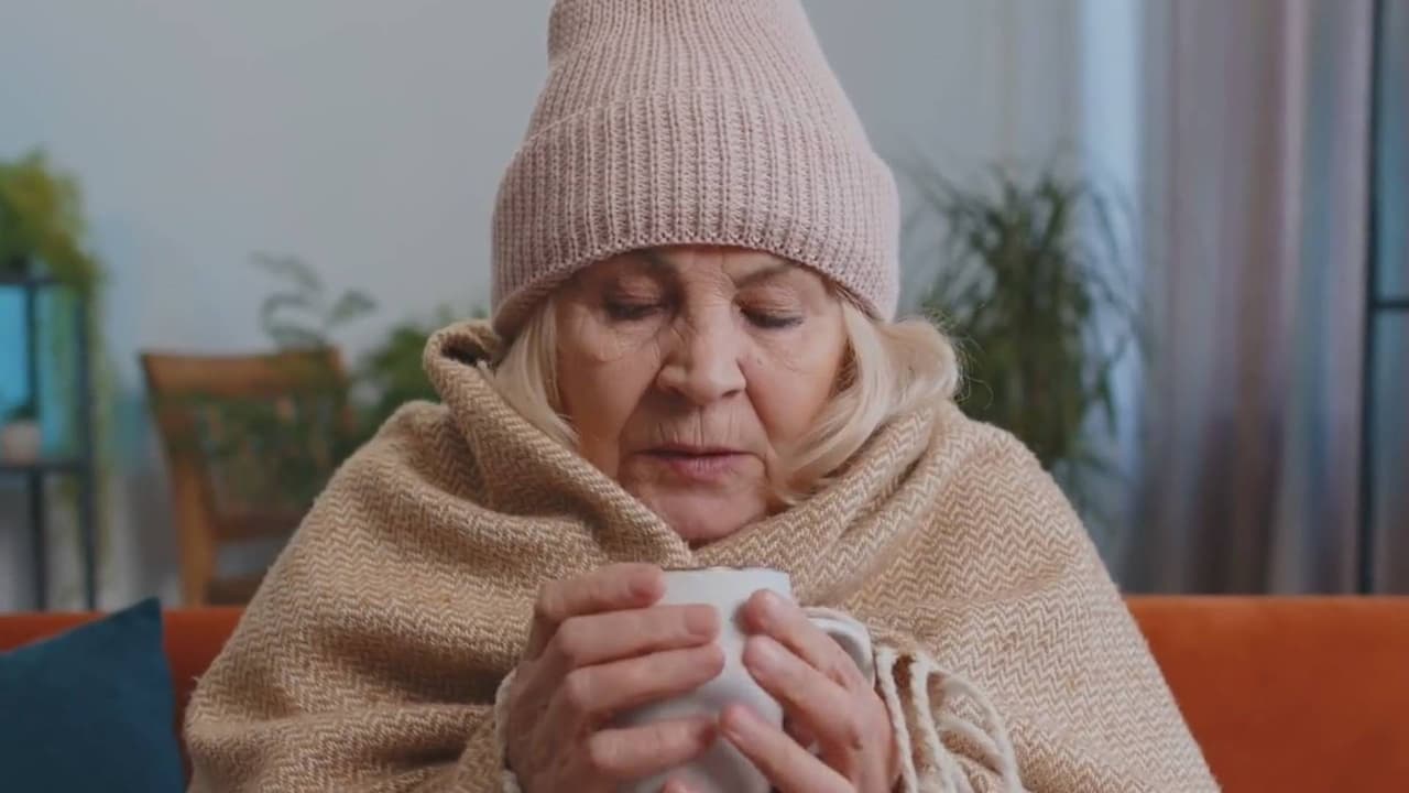 Adultos mayores, entre los más vulnerables por las bajas temperaturas: ¿cómo protegerlos?