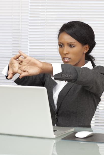 Con sólo realizar uno de estos ejercicios que te presentamos, cinco minutos cada hora, podrás reoxigenar tu cuerpo y combatir la fatiga. ¡Pruébalos!