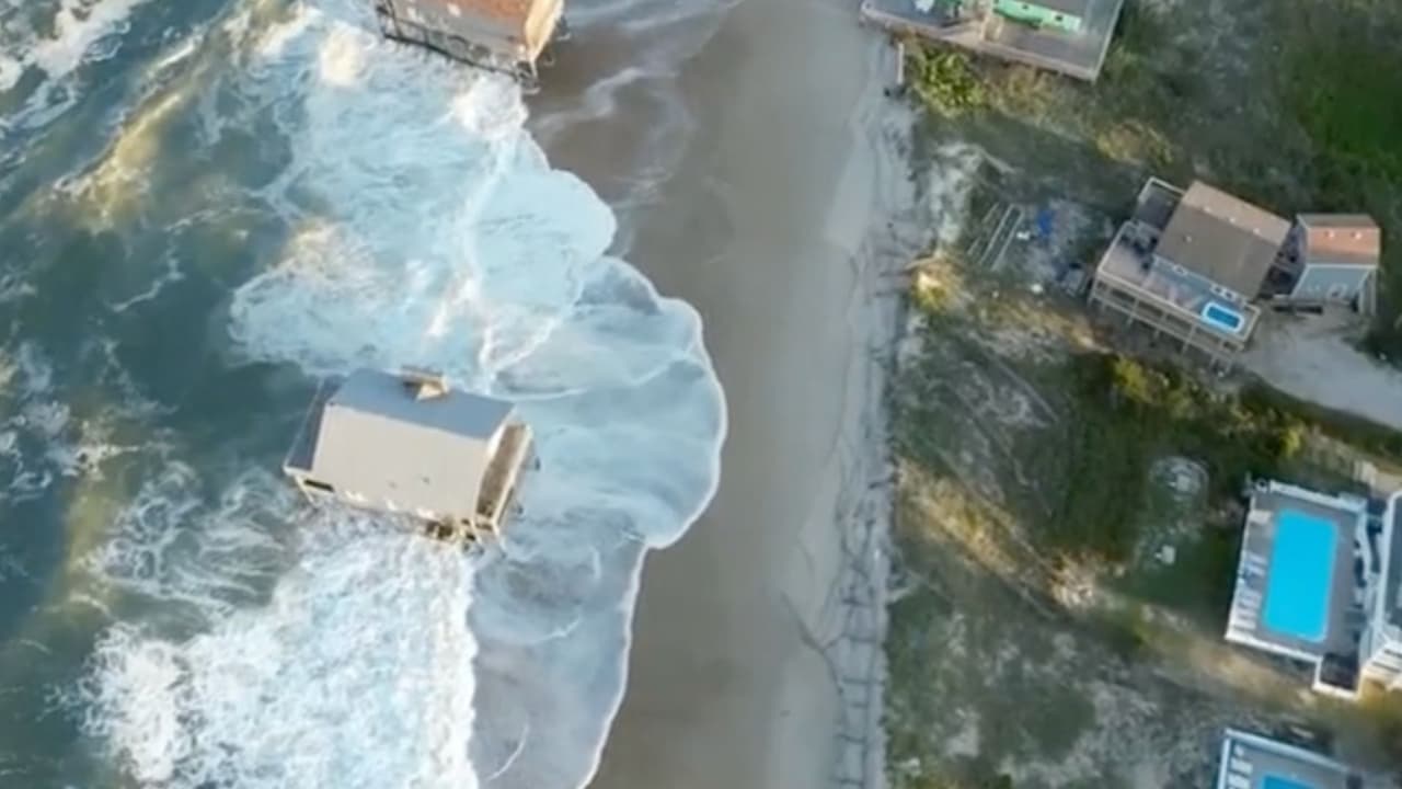 Fuerte oleaje, corrientes de resaca e inundaciones: efectos del huracán Erin en Costa Este de EEUU