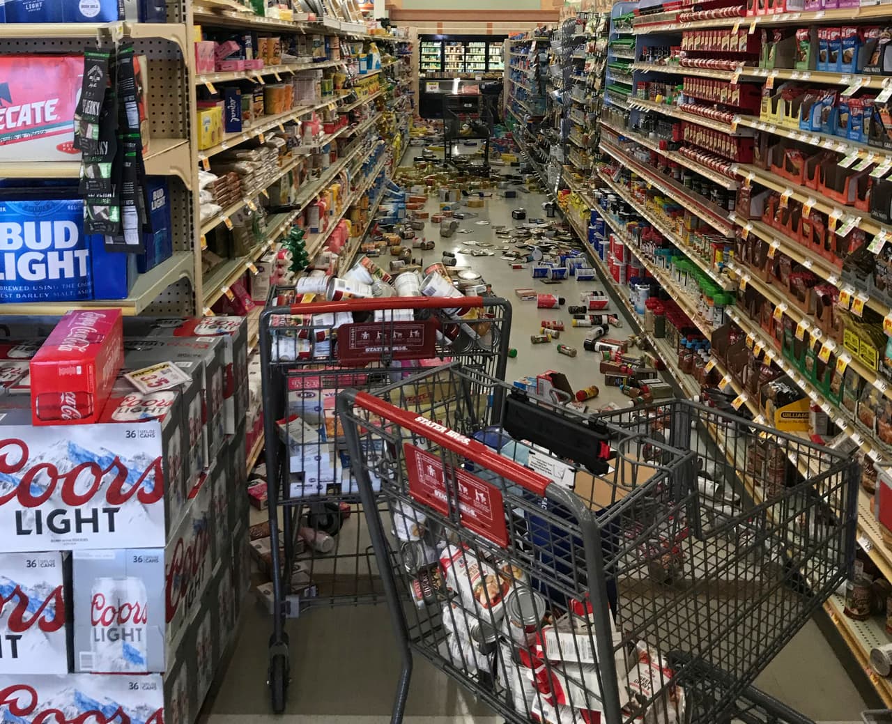 En esta foto cortesía de Adam Graehl, se aprecia los destrozos en los estantes de un supermercado localizado en el bulevar China Lake en la ciudad de Ridgecrest.
<br>
<br>