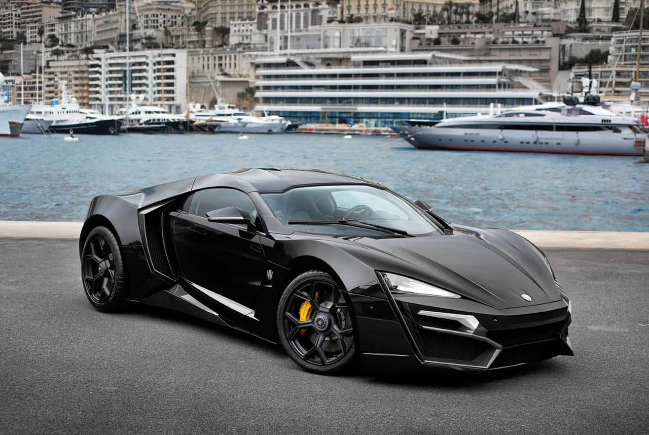 <h3 class="cms-H3-H3"><b>13. W Motors Lykan Hypersport</b></h3>
<br>
<br>
<b>Precio:</b> 3.4 millones de dólares
<br>
<br>Aunque este exótico no cuente con la misma popularidad que los otros integrantes de esta lista, es muy probable que ya lo hayas visto en la pantalla grande. El llamado ‘primer superdeportivo árabe’ jugó un papel fundamental en la película ‘The Fast and the Furious 7’ y, de hecho, es el modelo más costoso que hasta ahora ha sido parte de la franquicia. Ofrece 780 caballos de fuerza y una velocidad máxima de 245 mph (394 km/h).
