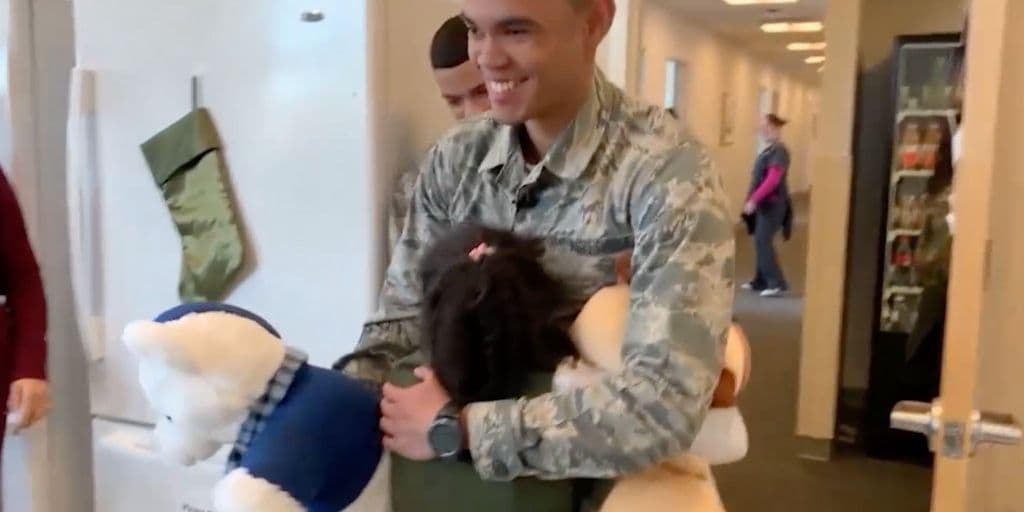 Soldados hispanos sorprenden a su hermana en Navidad