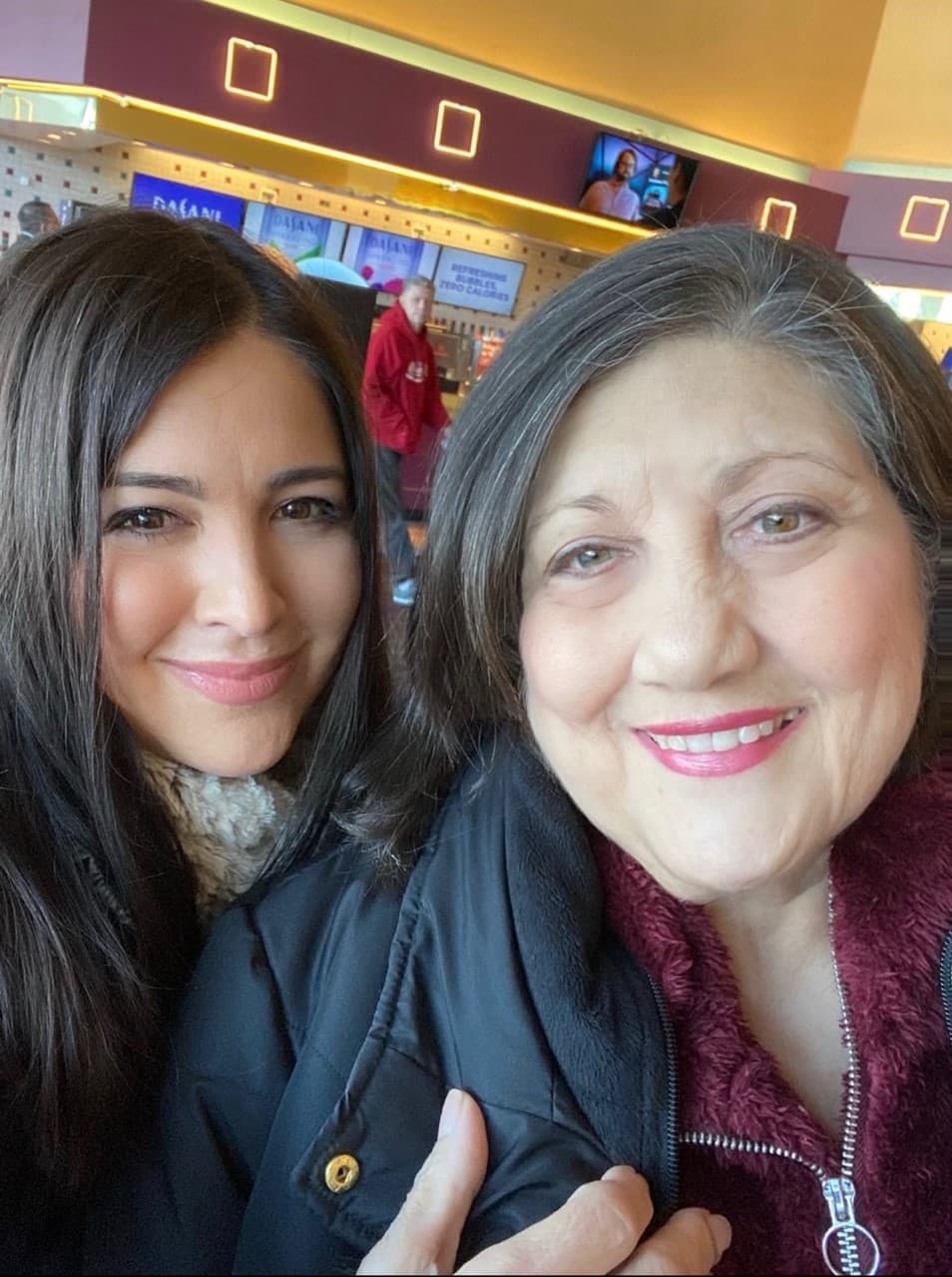 Ilia, además de parecerse mucho a Ilia, su mamá, comparte con ella el gusto por el cine y disfrutan de ver películas sobre las que luego conversan. En nuestro “newsroom” no pasa un día en el que nuestra mujer ancla no mencione a Ilia. ¡Por cierto, se llaman igual!
<br>