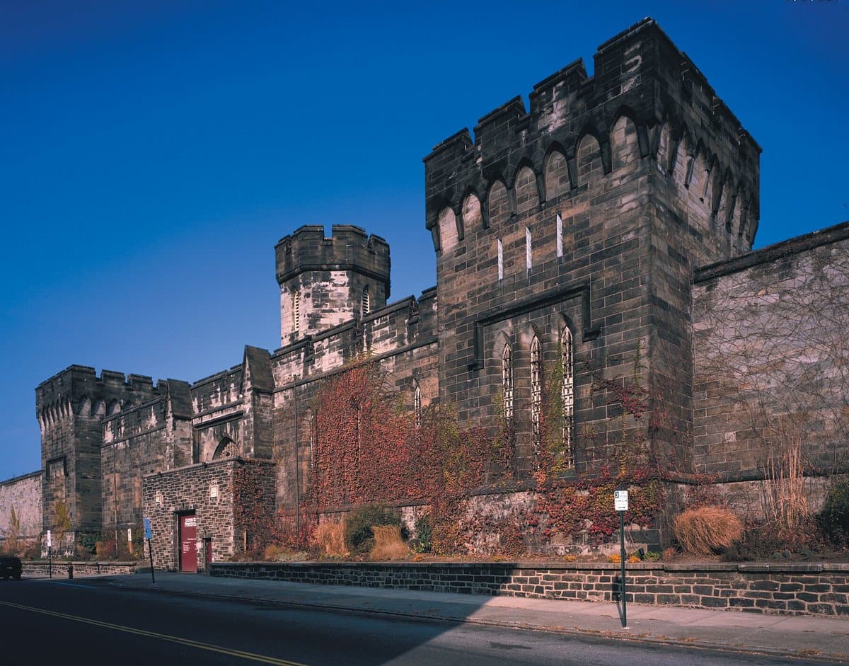 <b><a href="https://www.easternstate.org/">Eastern State Penitentiary (Filadelfia)</a></b>. El sitio histórico fue una vez la prisión más famosa y costosa del mundo, pero hoy se encuentra en ruinas, y se presenta como un mundo inquietante de bloques de celdas que se desmoronan y torres de vigilancia vacías. Conocida por su gran arquitectura y estricta disciplina, esta fue la primera "penitenciaría" verdadera del mundo, una prisión diseñada para inspirar penitencia, o verdadero arrepentimiento, en los corazones de los convictos. Los recorridos de hoy incluyen los bloques de celdas, las celdas de castigo solitario, la celda de Al Capone y el corredor de la muerte.
<br>
<br>
<b><a href="https://goo.gl/maps/xKpUHHtAvcVM2SU19">Cómo llegar</a></b>