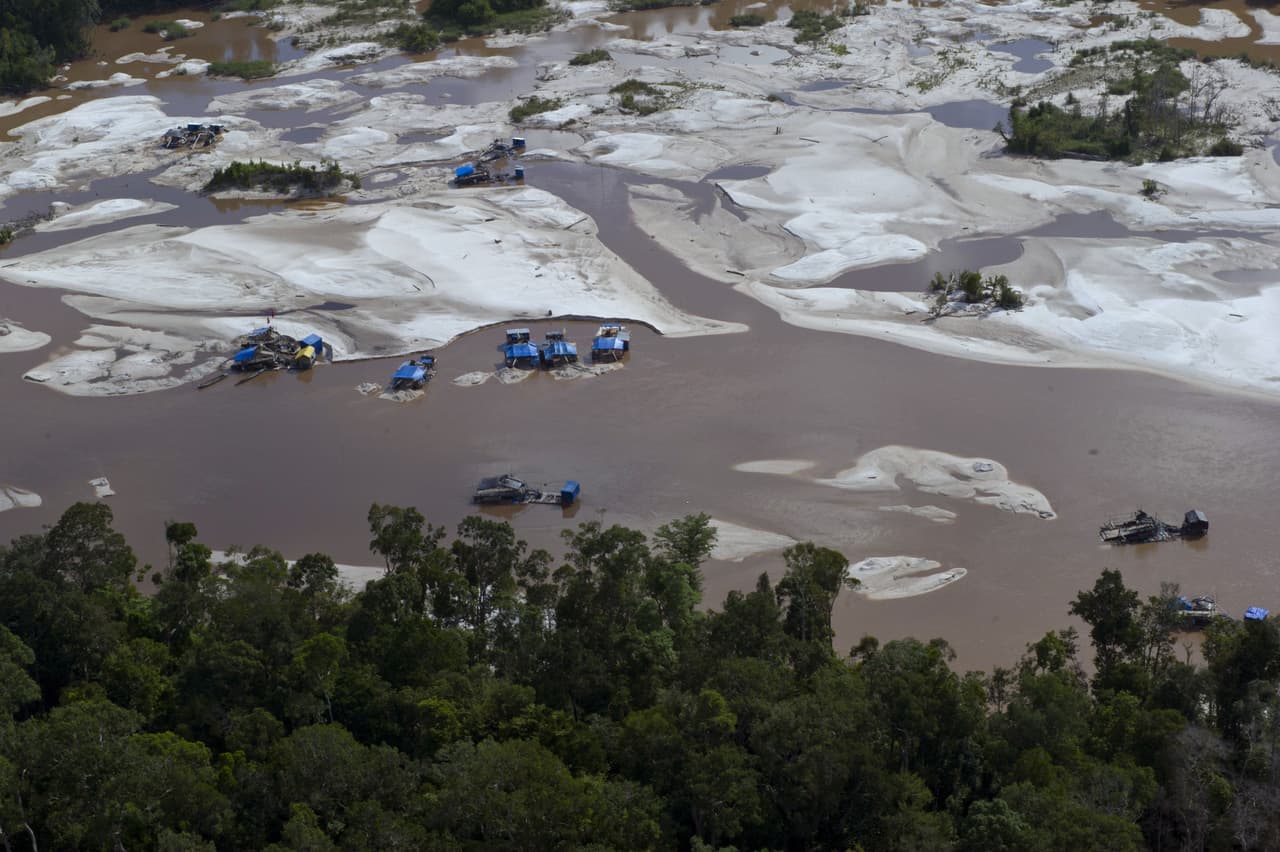 <b>Kalimantán, Indonesia. </b>La explotación ilegal del oro en esta zona arroja enormes cantidades de mercurio, un metal altamente contaminante. Los mineros devastaron lo que alguna vez fue un bosque tropical en la búsqueda del metal precioso y llenaron la tierra de mercurio en el proceso.