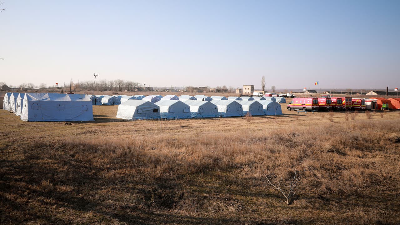 Las tiendas de campaña de un refugio temporal para refugiados ucranianos en Palalanca, Moldavia.
<br>
<br>"Estamos preparando con el ACNUR (Agencia de Naciones para los Refugiados) planes de contingencia para la salida de una población de uno hasta tres millones de personas hacia Polonia, y de uno hasta cinco millones considerando todos los países vecinos", dijo la directora regional de UNICEF para Europa y Asia Central, Afshan Khan.
<br>