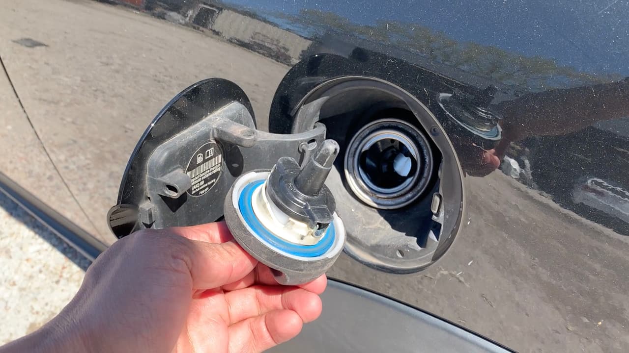 <a href="https://www.univision.com/reportalo" target="_blank">A través de la campaña de Repórtalo</a> en redes sociales hemos recibido decenas de comentarios de la comunidad denunciando el alto precio de la gasolina y el temor a que se la roben: La señora Wojji Nose dijo esta semana que: "Llenaba mi carro mas o menos con $24 hoy $34". Por su parte, Karla Caballero denunció que: "Yo tengo una Ford Explorer y antes lo llenaba con 45 dólares ahora pagué 72 dólares por llenarlo y tengo miedo que ahora me roben la gasolina".