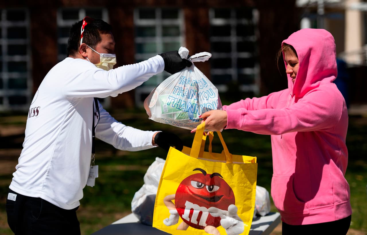 Las comidas se pueden recoger de lunes a viernes de 11 a.m. a 1 p.m. mientras duren existencias.