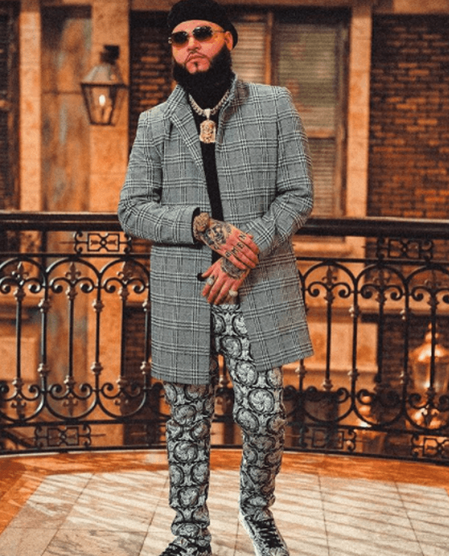 El incidente afectó demasiado al cantante, pero también lo motivó a hacer algunos ajustes en su carrera. “Antes de treparme al escenario hablo con él (su abuelo)”.