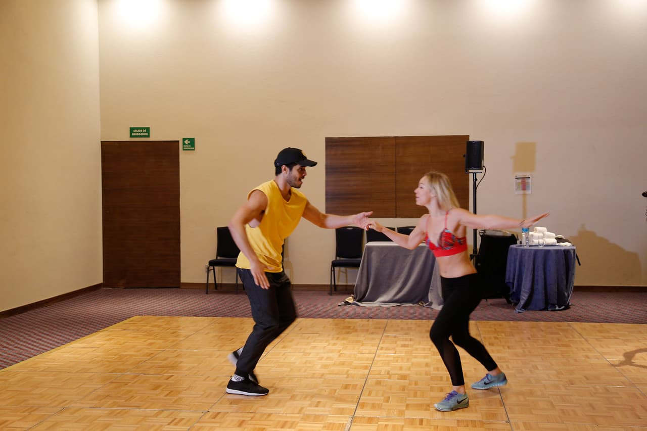 “Estamos haciendo bailes muy bonitos, muy técnicos y muy rápidos, así que estamos todos adoloridos pero gozando”, dijo el exactor del espectáculo de Broadway ‘
<b>On Your Feet!</b>’.