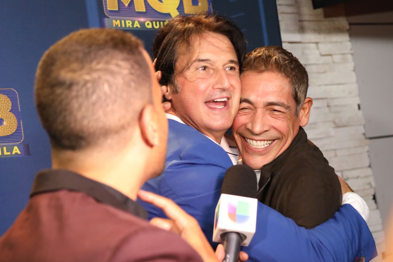 Durante una de las entrevistas que estaba realizando 'Poty', llegó Johnny Lozada para darle un afectuoso abrazo.