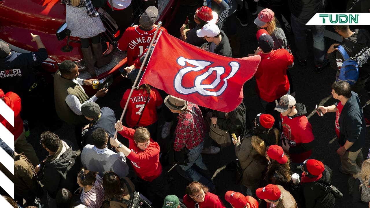 Así festejaron los aficionados de los Nationals en Washington en el desfile de celebración por el título de la World Series.