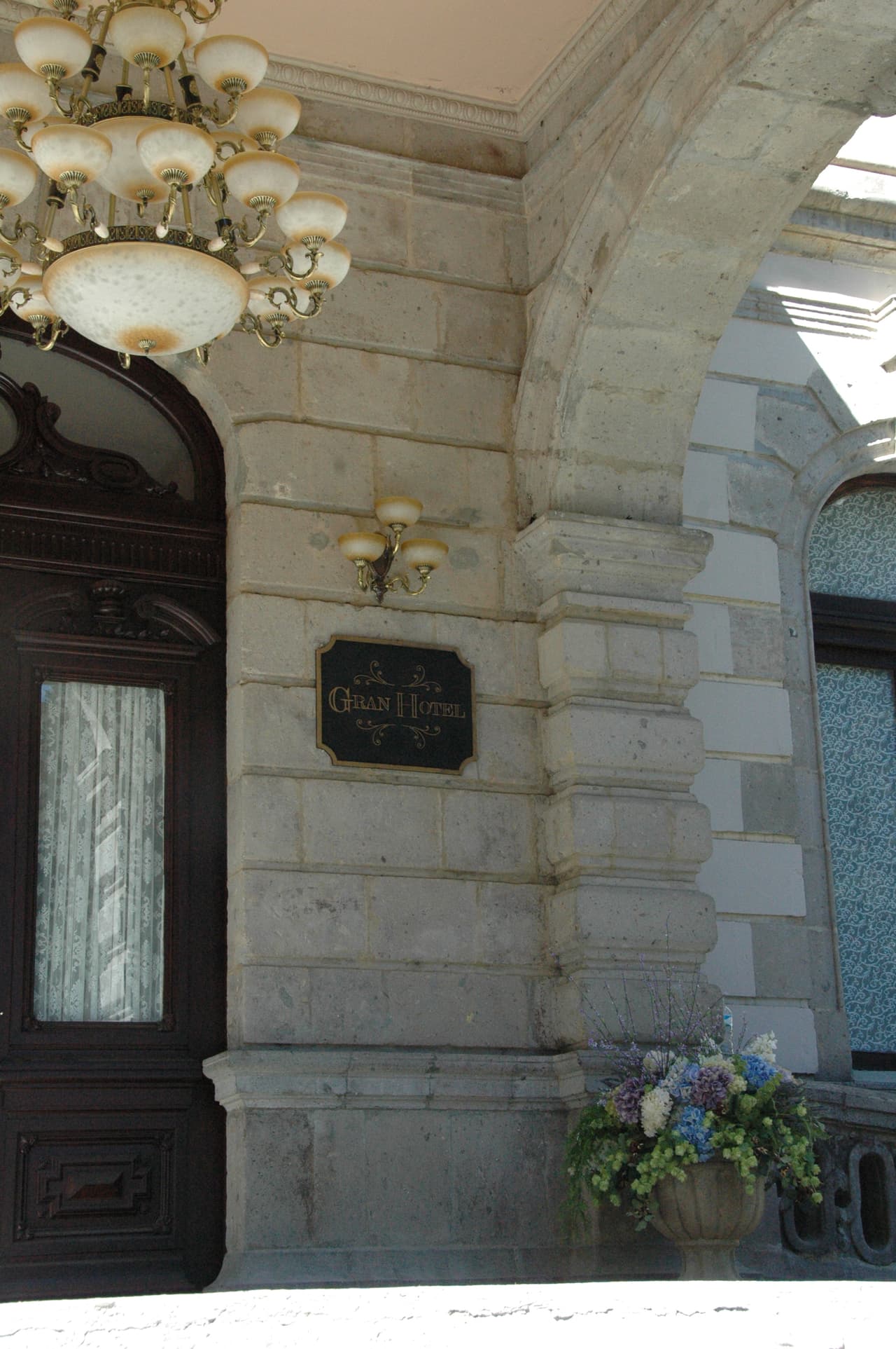 ¿Quiéres saber más de los que pasa en este Hotel? ¡Sigue la historia por Univision!