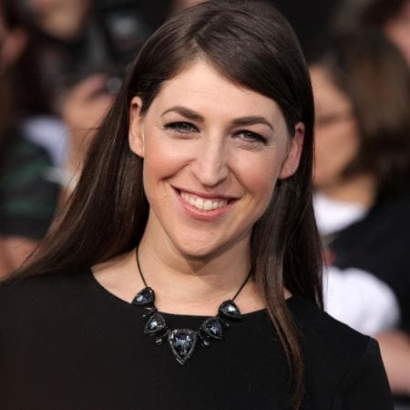 Mayim Bialik, la actriz de la serie Big Band Theory, dijo a la revista People que su pequeño de dos años estuvo presente durante el parto de su segundo hijo.
<br>