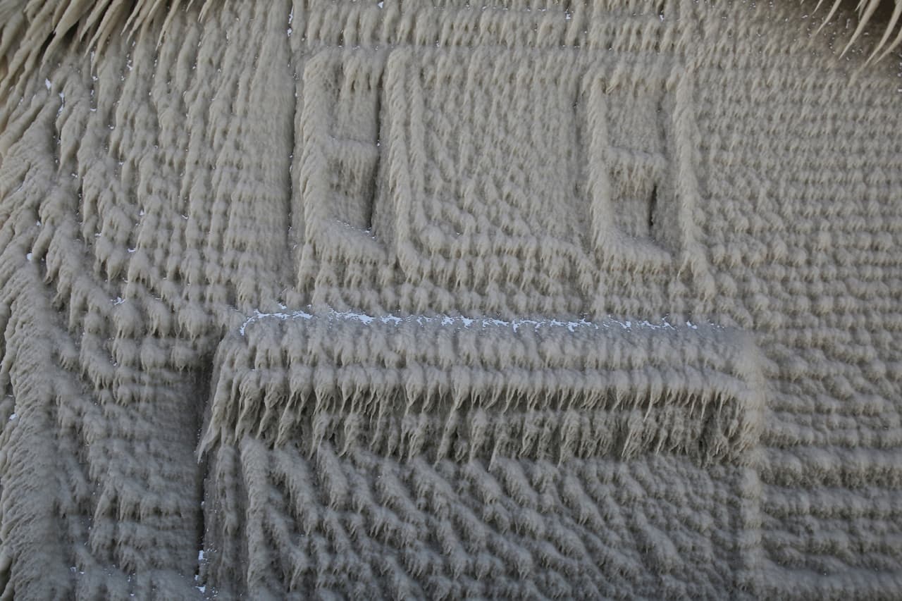 Desde el jueves, han caído nevadas en todo el estado, aunque la mayor parte de ellas se concentraron en zonas mayormente rurales al este del lago Erie y del lago Ontario.