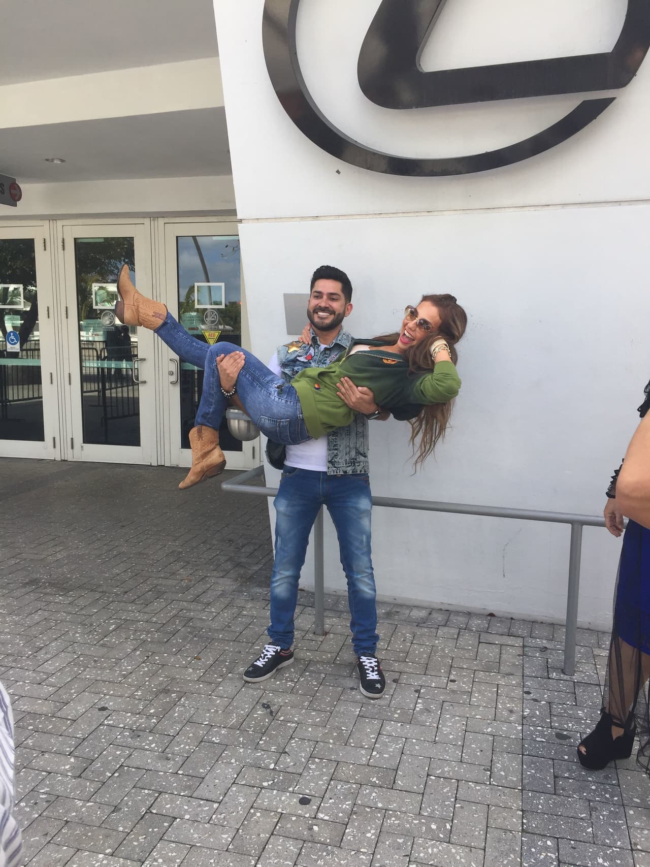 Thalía se tomó un tiempo para saludar a sus fans antes de ir a los ensayos de Premio Lo Nuestro y se divirtió muchísimo posando para las fotos del recuerdo.
<br>
<br>
<br>