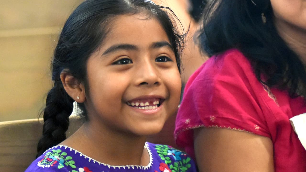 <b>Sophie Cruz.</b> La pequeña de seis años que se ha convertido en una activista de la reforma migratoria, 
<b><a href="http://www.univision.com/noticias/esto-es-lo-que-sophie-cruz-le-escribio-al-papa-francisco-en-la-carta-que-le-entrego-video">entregó un dibujo al Papa Francisco en su visita a Estados Unidos</a></b> a finales de 2015 y le pidió que abogara por los inmigrantes en el país. El 5 de mayo de 2016 fue invitada a la casa blanca para celebrar los logros de la comunidad hispana.