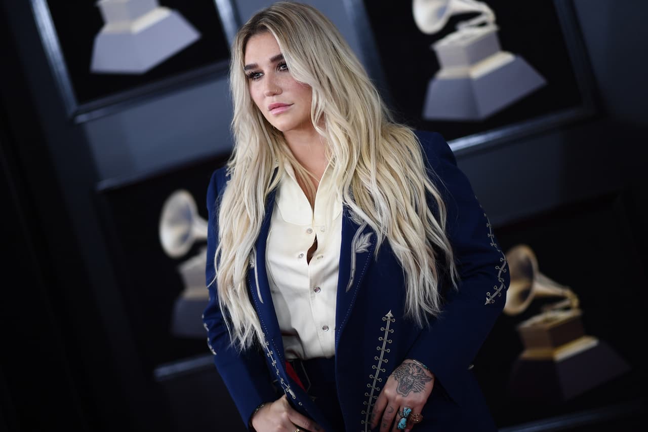 La cantante Kesha, quien está nominada en la categoría a Mejor Álbum Pop Vocal por 'Rainbow', así como Mejor Interpretación Vocal por 'Praying', llegó con un diseño de traje sastre en color azul y crema.