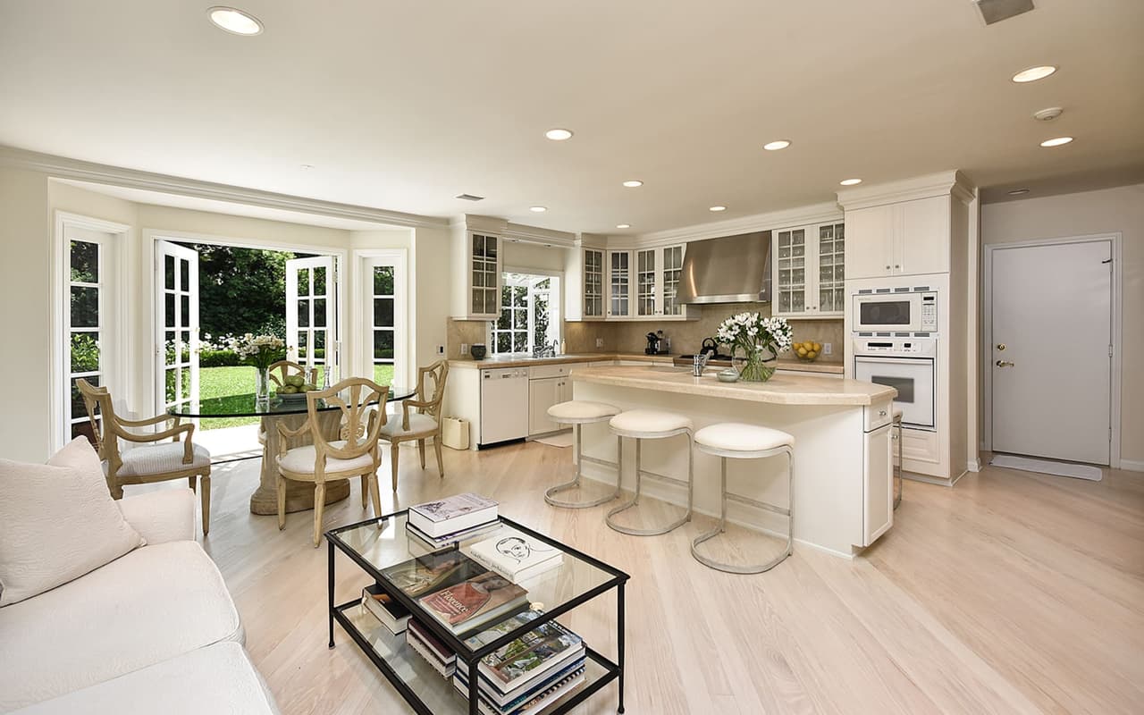 La propiedad cuenta con una amplia cocina en color blanco, a juego con toda la decoración de la casa.