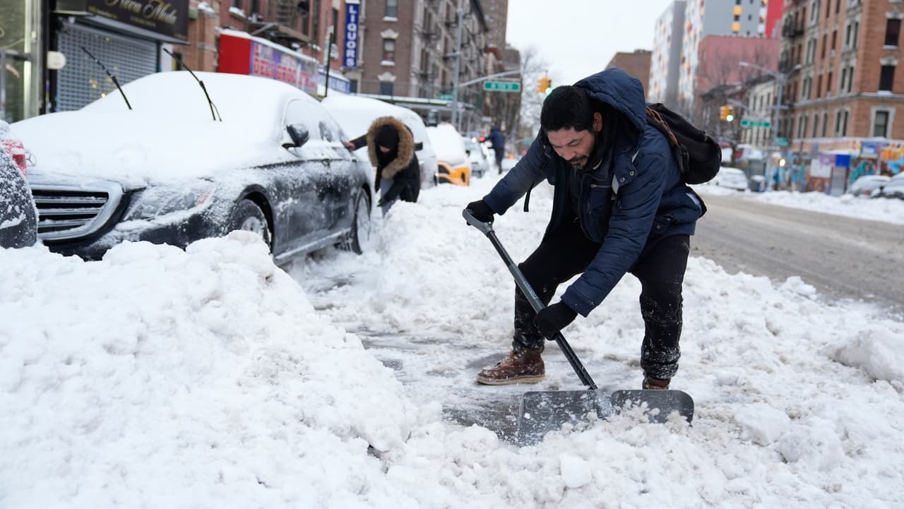 Buscan paleadores de nieve en la Ciudad de Nueva York: ofrecen hasta $28 por hora