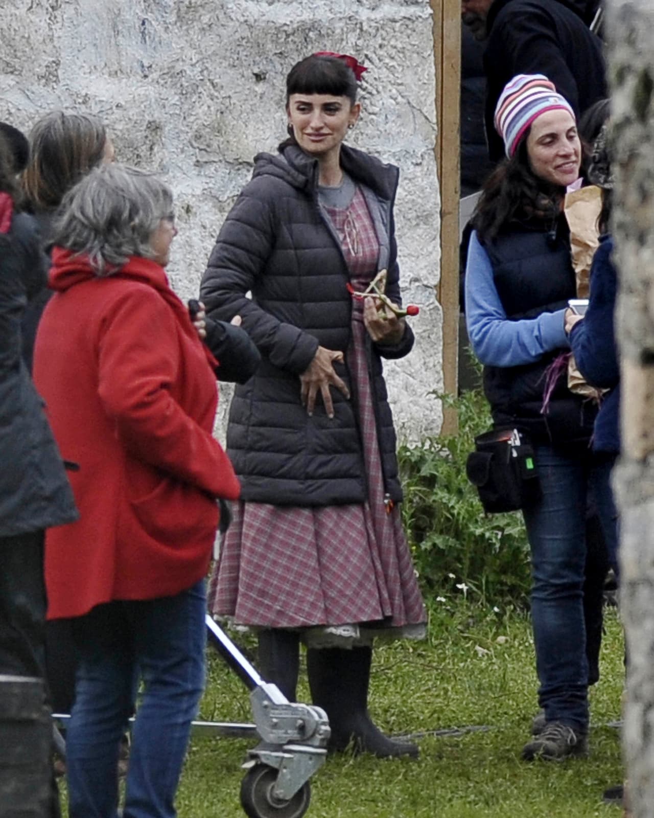 Caracterizada por la época, Penélope está sumida en su rol.
