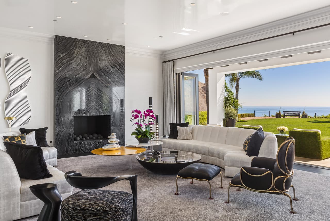 Actualmente, esta mansión le pertenece a la exmodelo de Playboy, Hope Dworaczyk y su esposo, el multimillonario Robert F. Smith. Mientras no la ocupan, la alquilan a clientes exclusivos, como Kylie Jenner.