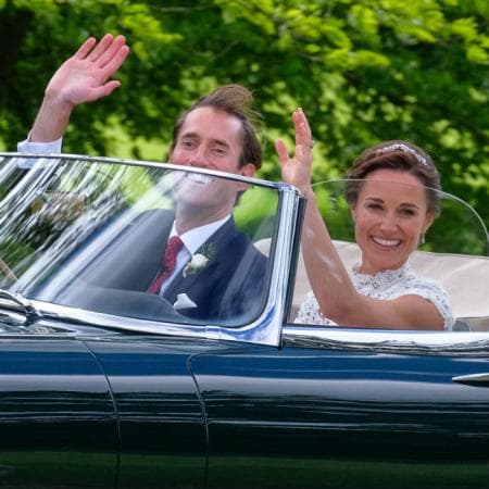 De acuerdo con información publicada por el portal de la revista ¡Hola!, la ceremonia se realizó en una iglesia del siglo XII. Además, los novios estuvieron acompañados por unos 120 invitados.