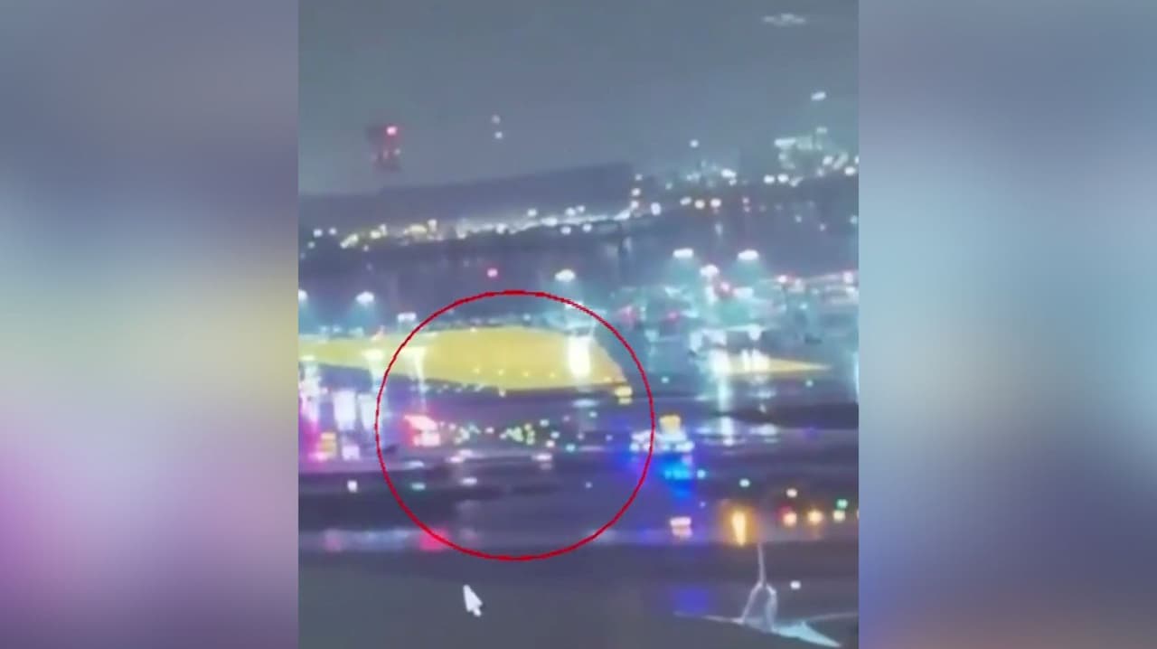 Se dieron a conocer imágenes del momento exacto de la colisión entre un avión de Air Canada y un camión de bomberos en La Guardia. Una de las pasajeras que iba a bordo de la aeronave dijo que se escuchó "un estruendo muy fuerte".