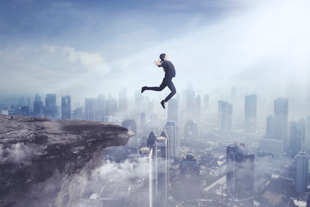 <h3 class="cms-H3-H3">Soñar que caes al vacío </h3>
<br>
<br>Esta es una de las más desagradables, la sensación de la caída no sólo te provoca angustia sino un miedo terrible. Por lo general, esto simboliza que estamos viviendo un periodo de angustia y miedo por sentirnos que no estamos actuando a la altura de una situación o bien que no seguimos las normas o reglas cierta circunstancia. 
<br>